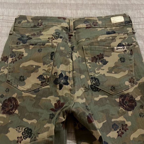 Seven camo jeans. New without tags - Picture 2 of 4